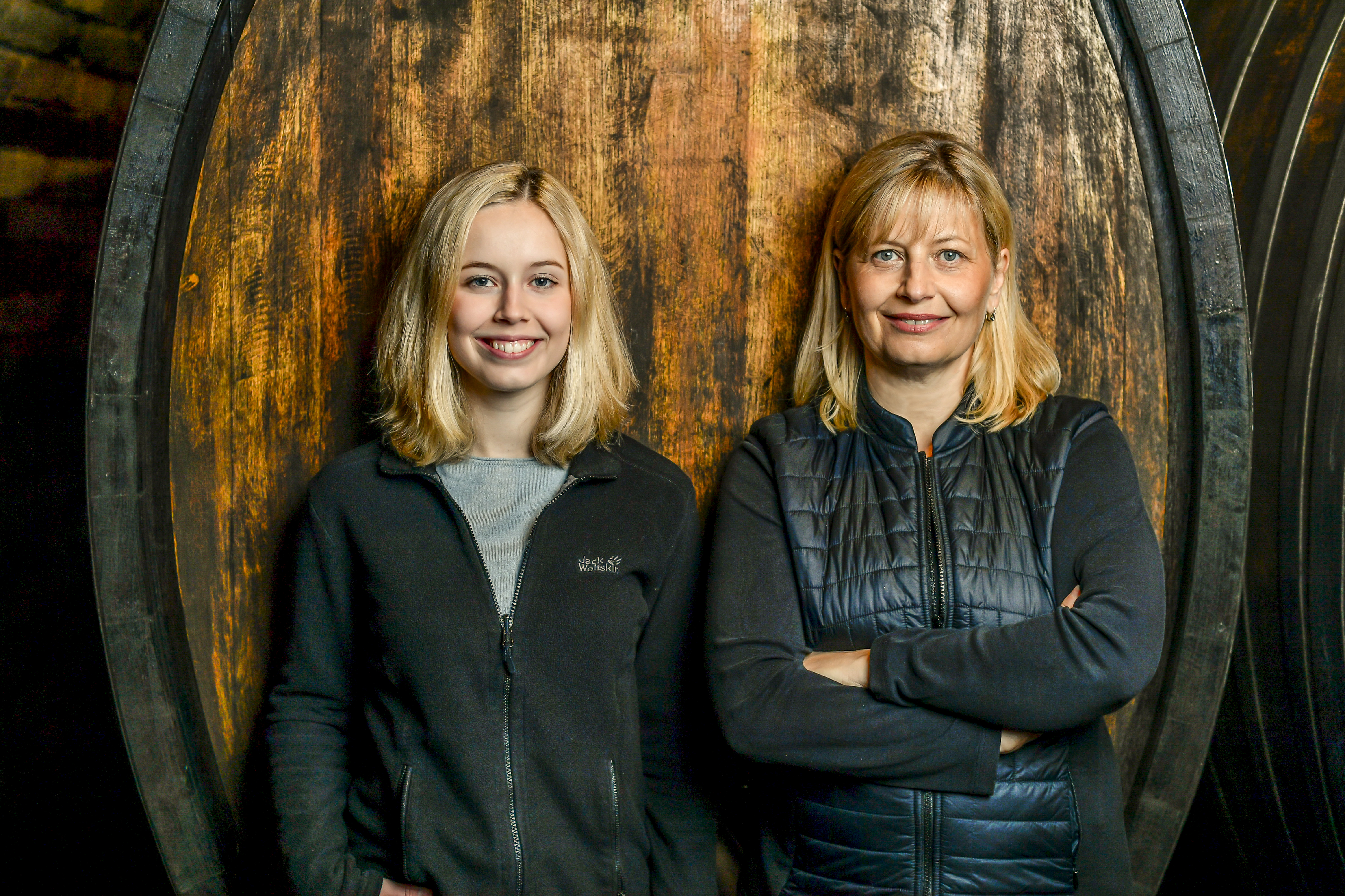 Das Winzer-Talent liegt in der Familie: Tochter Gloria mit Birgit Eichinger.